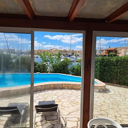 Sur L'ile Des Marinas Avec Piscine, Parking Et Ponton Prive