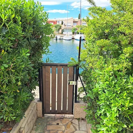 Sur L'ile Des Marinas Avec Piscine, Parking Et Ponton Prive Agde