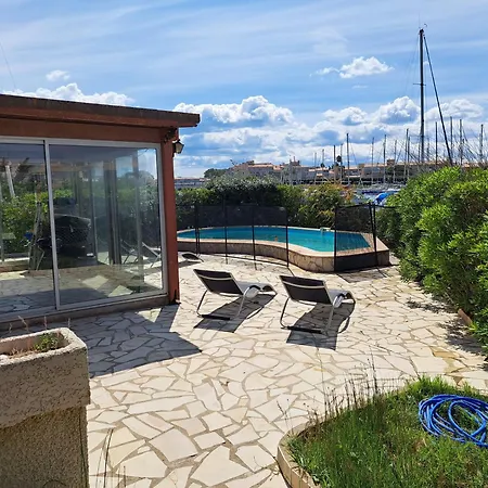 Sur L'ile Des Marinas Avec Piscine, Parking Et Ponton Prive