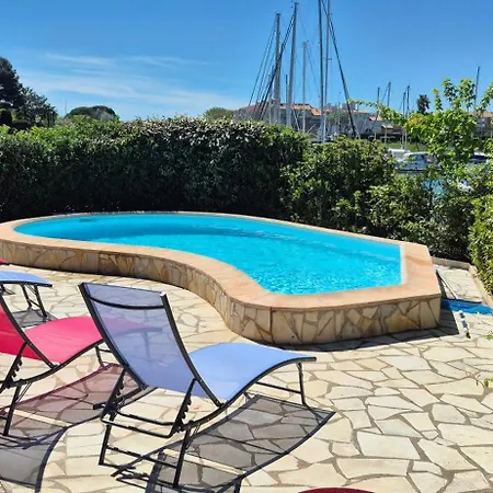 Sur L'ile Des Marinas Avec Piscine, Parking Et Ponton Prive