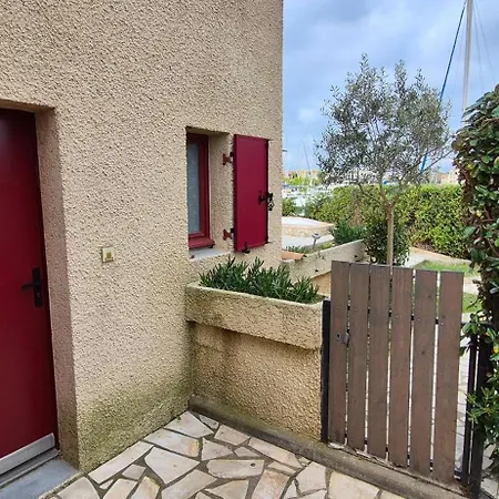 Sur L'ile Des Marinas Avec Piscine, Parking Et Ponton Prive